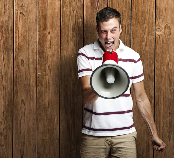 Hombre gritando con megáfono —  Fotos de Stock