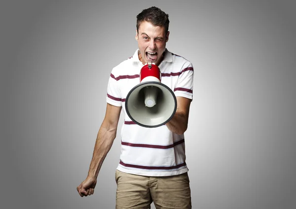 Человек кричит с мегафоном — стоковое фото