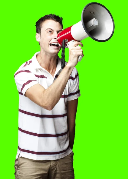 Чоловік кричить з мегафон — стокове фото