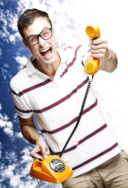 Homem dando telefone — Fotografia de Stock