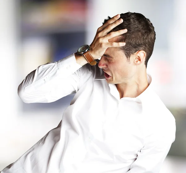 Angry young man doen frustratie gebaar binnen — Stockfoto