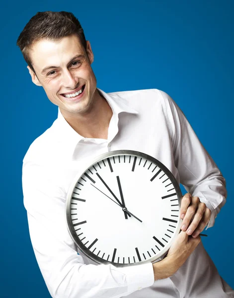 Muž držící hodiny — Stock fotografie