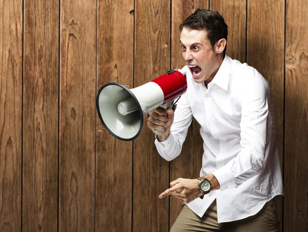 Homem gritando com megafone — Fotografia de Stock