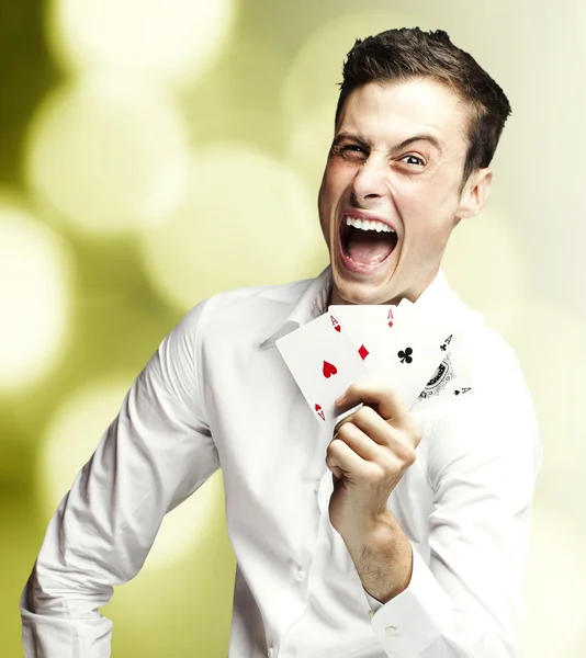 Человек с покерными картами — стоковое фото