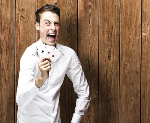 Man håller poker kort — Stockfoto