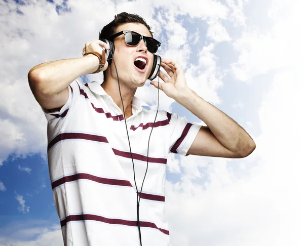 Man die muziek luistert — Stockfoto