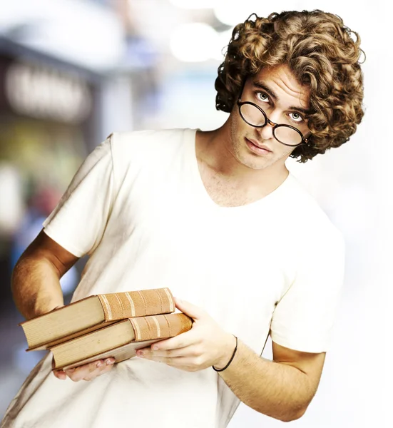 Homem segurando livros — Fotografia de Stock