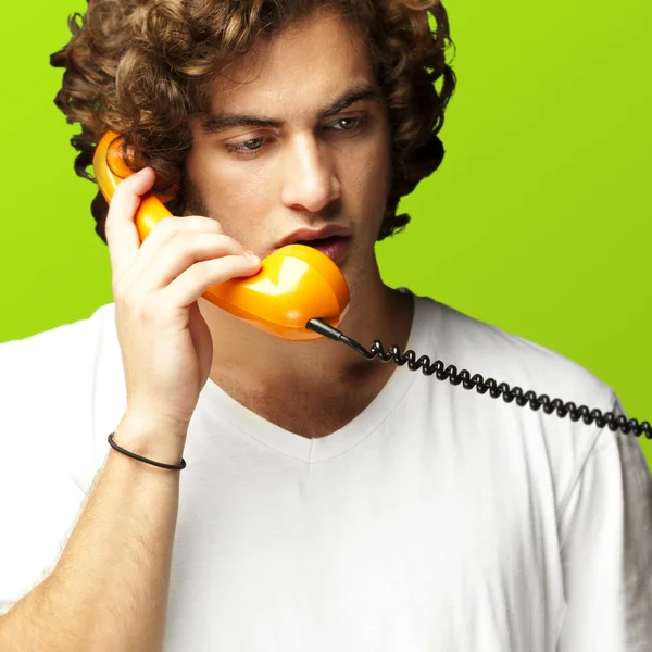 Man talking on telephone — Stock Photo, Image