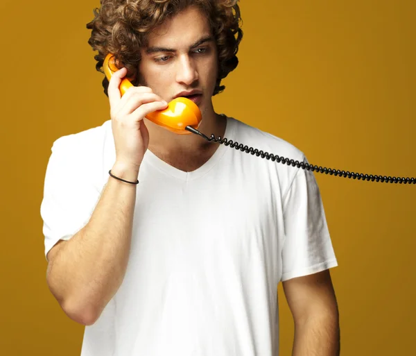 Man talking on telephone — Stock Photo, Image