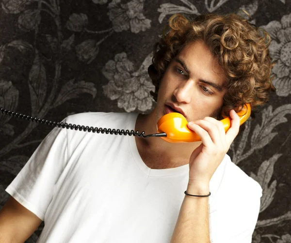 Człowiek rozmawiający przez telefon — Zdjęcie stockowe