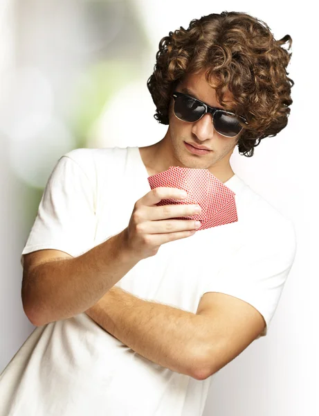 Napszemüveget visel, és újra játszani póker fiatalember portréja — Stock Fotó