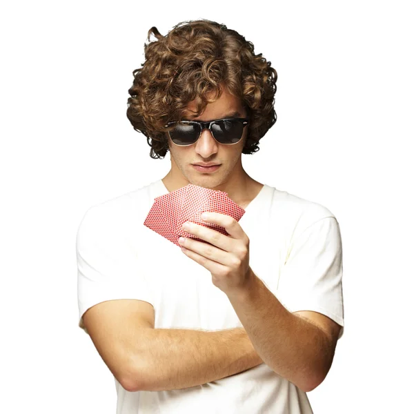 Güneş gözlüğü takıyor ve üzerinden poker oynayan genç adam portresi — Stok fotoğraf