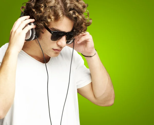 Człowiek słuchający muzyki — Zdjęcie stockowe