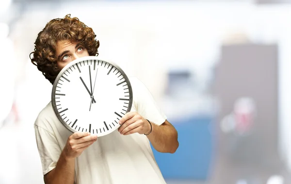 Mann hinter Uhr versteckt — Stockfoto