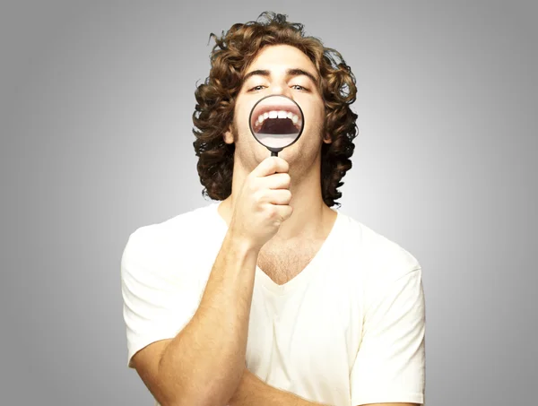 Mann zeigt Zähne — Stockfoto