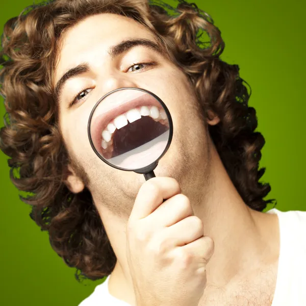 Człowiek wyświetlone teeths — Zdjęcie stockowe