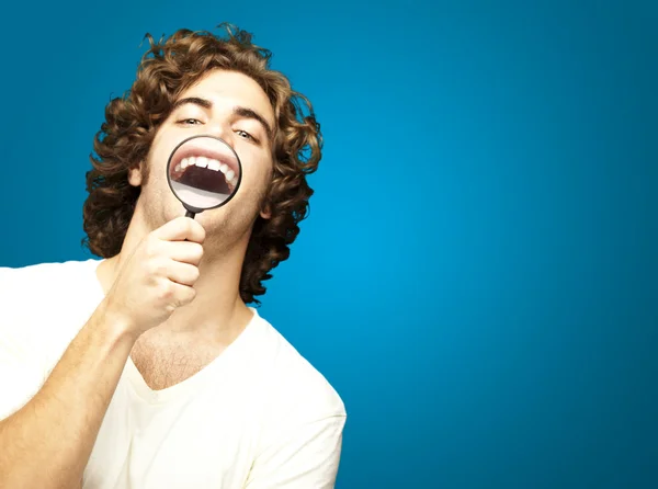Mann zeigt Zähne — Stockfoto
