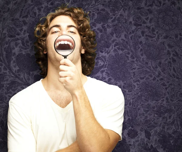 Hombre mostrando los dientes — Foto de Stock