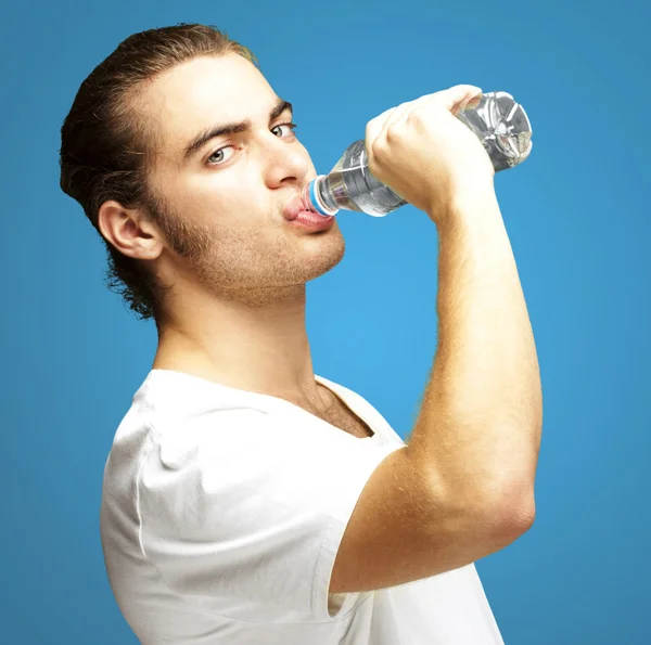 Homem água potável — Fotografia de Stock