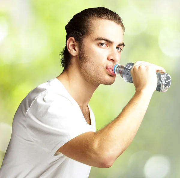 Der Mensch trinkt Wasser — Stockfoto