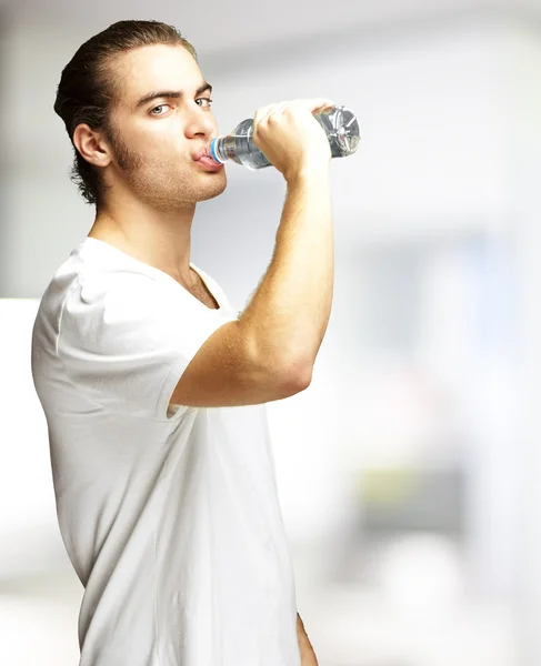 Der Mensch trinkt Wasser — Stockfoto