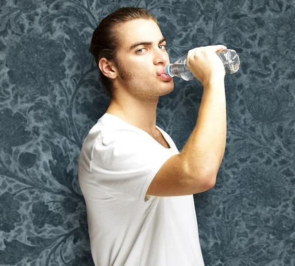 Άνθρωπος πόσιμο νερό — Φωτογραφία Αρχείου