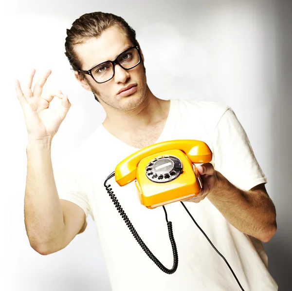 Vintage telefon ile adam — Stok fotoğraf