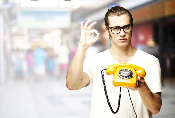 Homem com telefone vintage — Fotografia de Stock