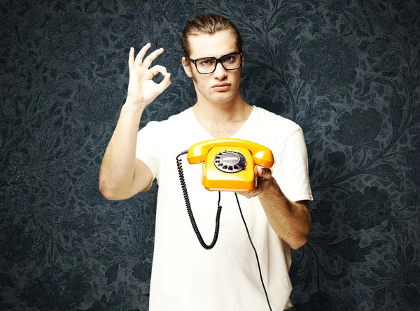 Vintage telefon ile adam — Stok fotoğraf