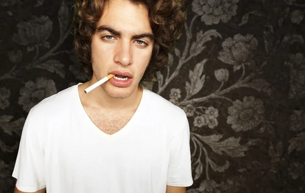 Retrato de un fumador triste contra una pared vintage —  Fotos de Stock