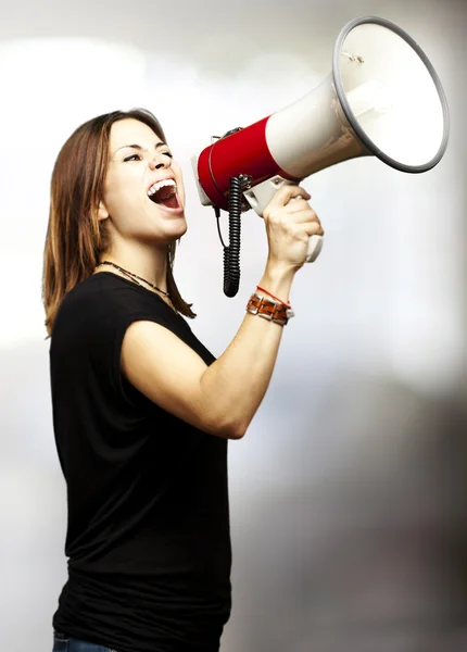 Женщина кричит мегафон — стоковое фото