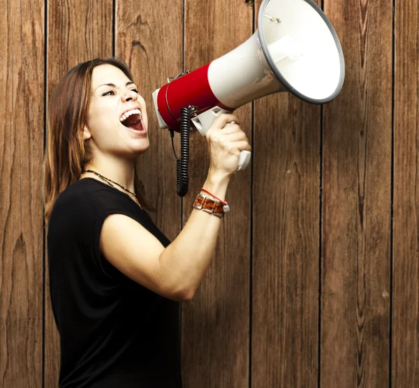 Mujer gritando con megáfono — Foto de Stock