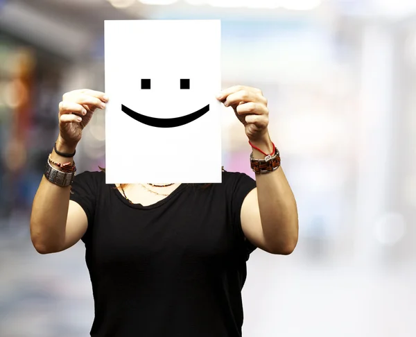 Vrouw met glimlach emoticon — Stockfoto