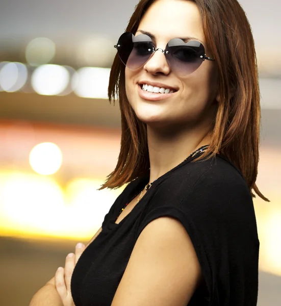 Ung kvinna ler — Stockfoto