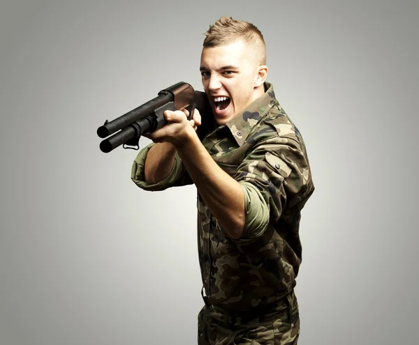 Soldier aiming — Stock Photo, Image
