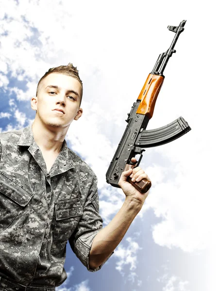Jovem soldado apontando — Fotografia de Stock
