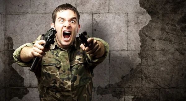 Soldier aiming — Stock Photo, Image