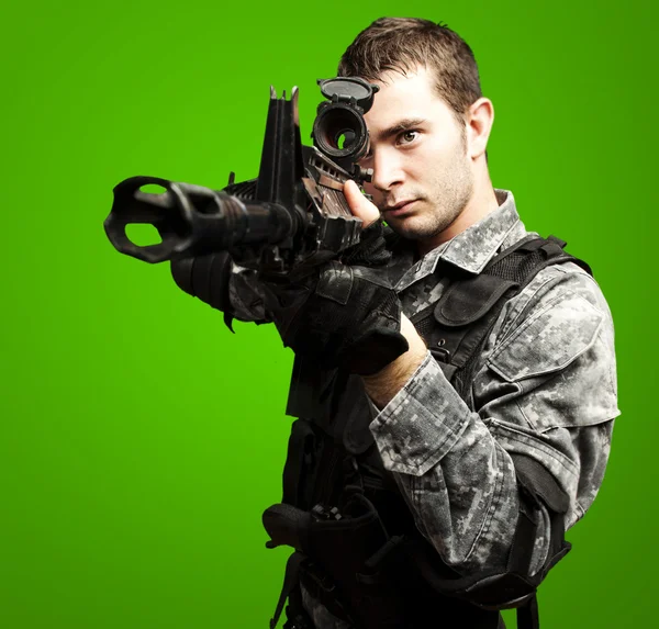 Mladý voják, jehož cílem je — Stock fotografie