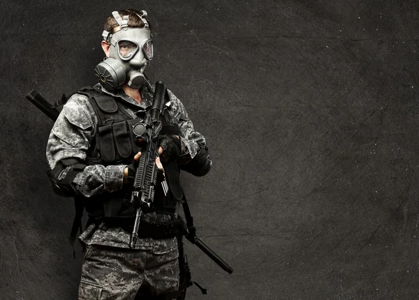 Soldat med gasmask — Stockfoto