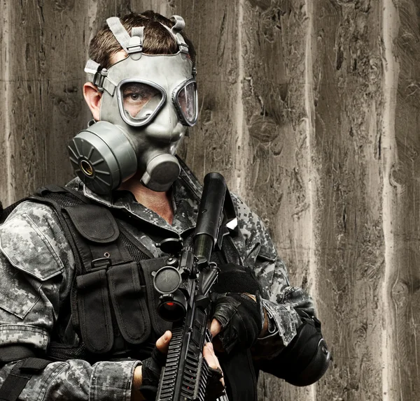 Soldat med gasmask — Stockfoto