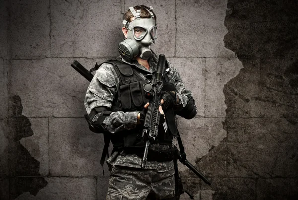 Soldat mit Gasmaske — Stockfoto