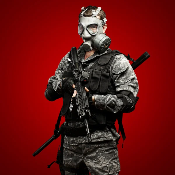 Żołnierz z maską gazową — Zdjęcie stockowe