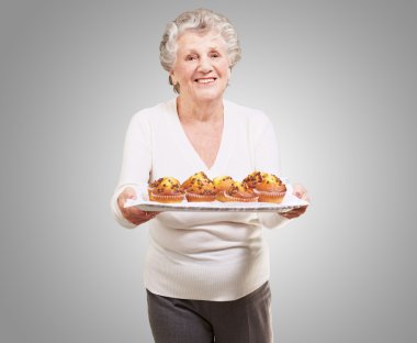 çikolatalı çörek tepsisi gr üzerinde gösterilen kadın kıdemli portresi