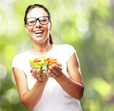 kadın holding salata