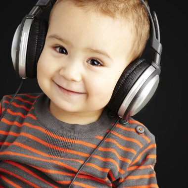 müzik ve b üzerinde gülümseyen yakışıklı çocuk portresi