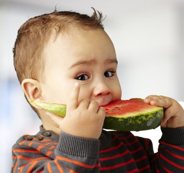 bir karpuz parça kapalı bitting yakışıklı çocuk portresi