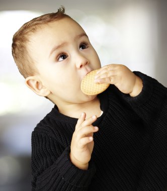 yakışıklı çocuk kapalı bisküvi yeme portresi