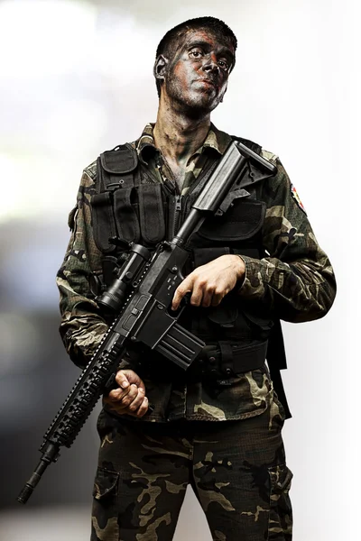 Ung soldat med gevær – stockfoto