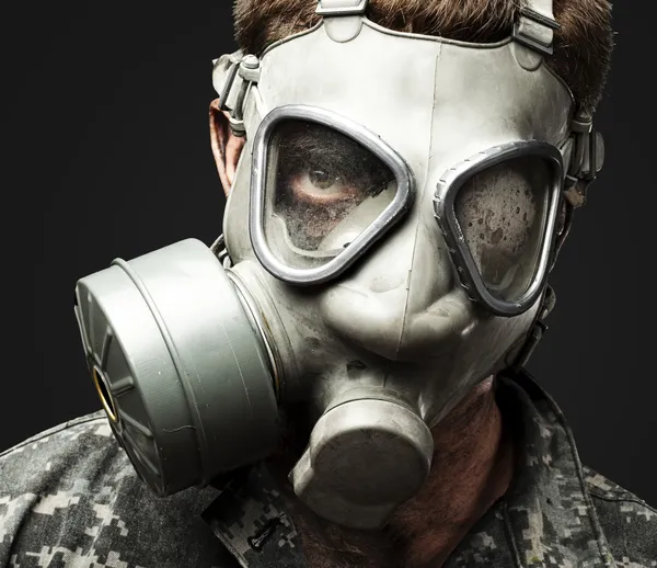 Soldado con máscara de gas — Foto de Stock