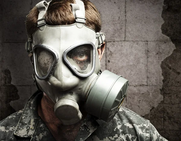 Soldato con maschera a gas — Foto Stock